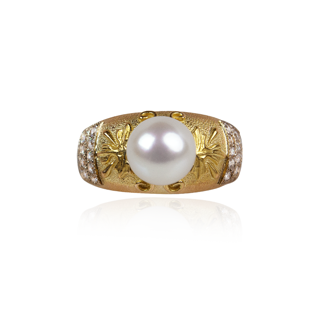 Marilisi artisan fine jewelry White Pearl Yellow Gold Ring with grapevine design for distinguished collectors and jewelry connoisseurs