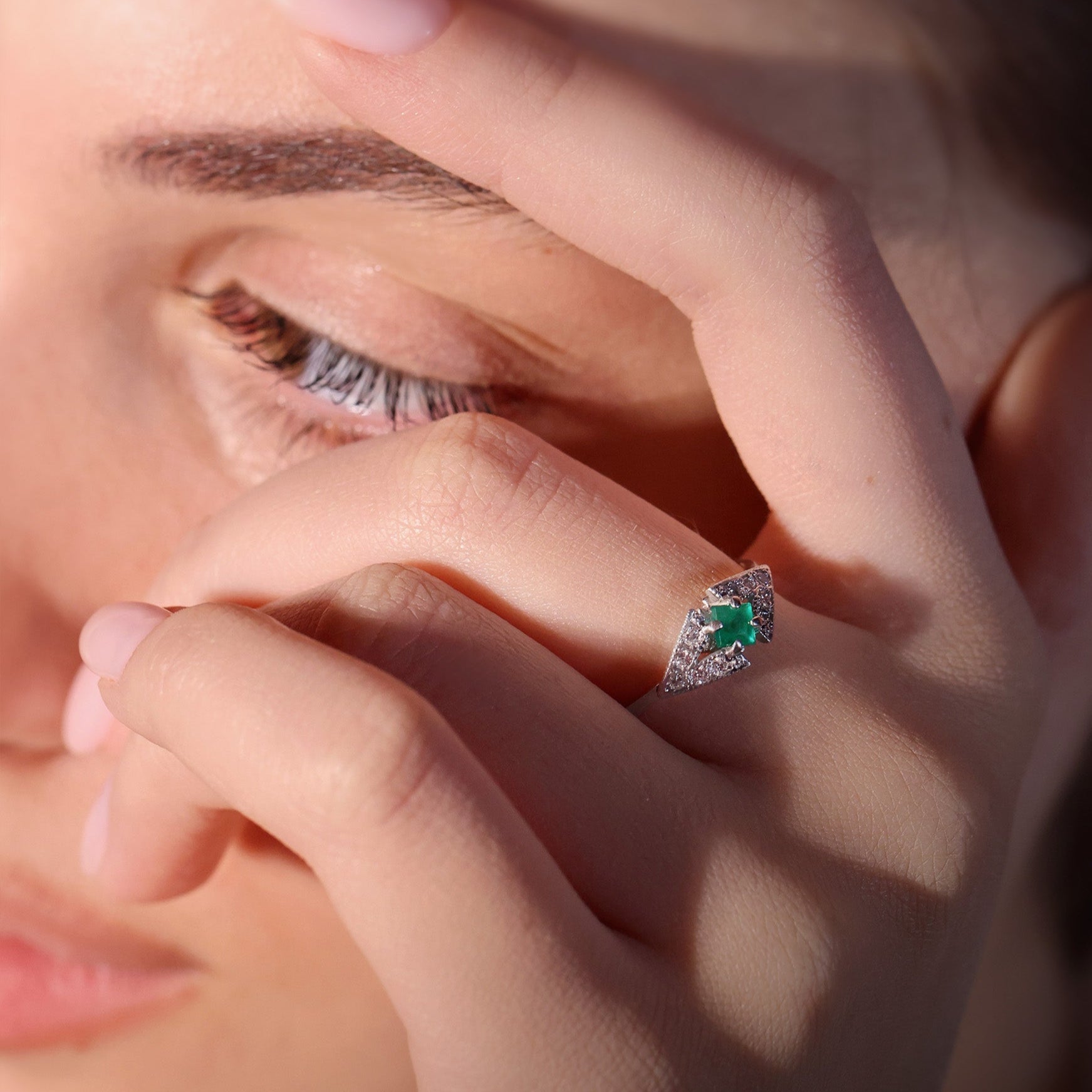 Marilisi artisan fine jewelry White gold diamonds green emerald symmetrical art deco ring on model close up